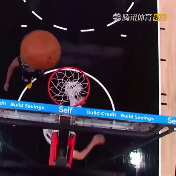 罕見一幕！努爾基奇拋投 球神奇停在籃板上沿 看呆凱爾登?。ㄅ瑺柣婕\）